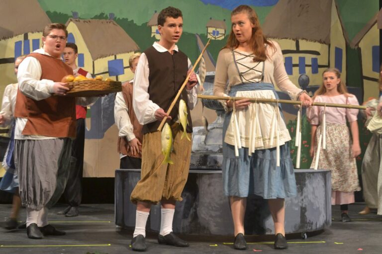 Scene from Beauty and the Beast (2017) production, photo 3 of 30