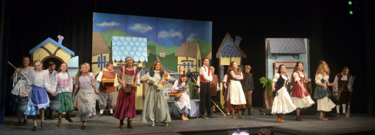Scene from Beauty and the Beast (2017) production, photo 6 of 30