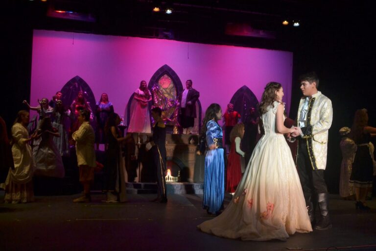 Scene from Beauty and the Beast (2017) production, photo 19 of 30