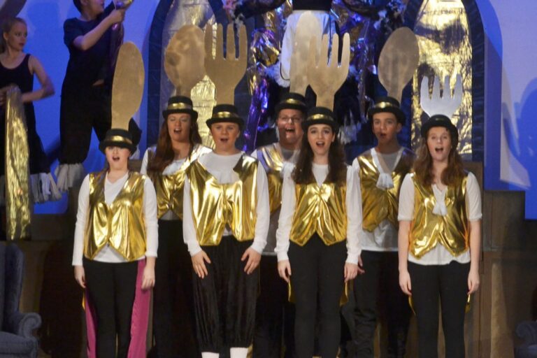 Scene from Beauty and the Beast (2017) production, photo 28 of 30