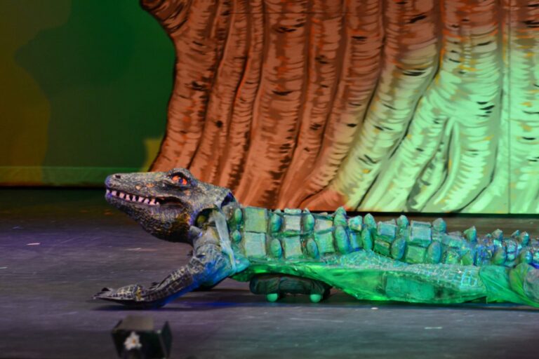 Scene from Peter Pan (2018) production, photo 10 of 30
