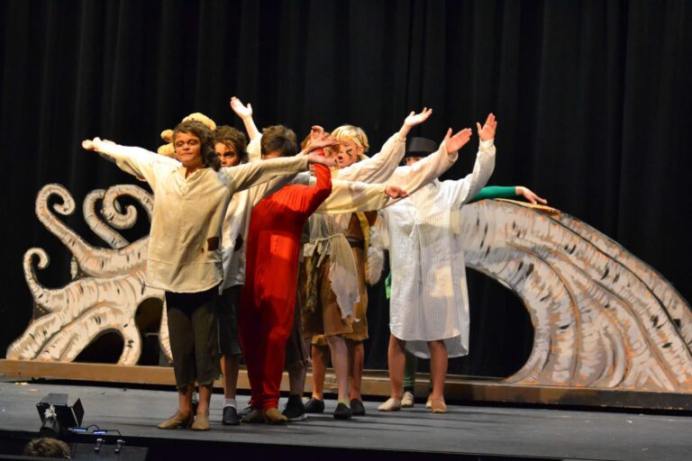 Scene from Peter Pan (2018) production, photo 14 of 30